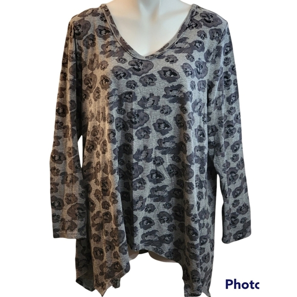 Lane Bryant Floral Sharkbite vneck  top Gray Size 18/20 - Picture 4 of 9